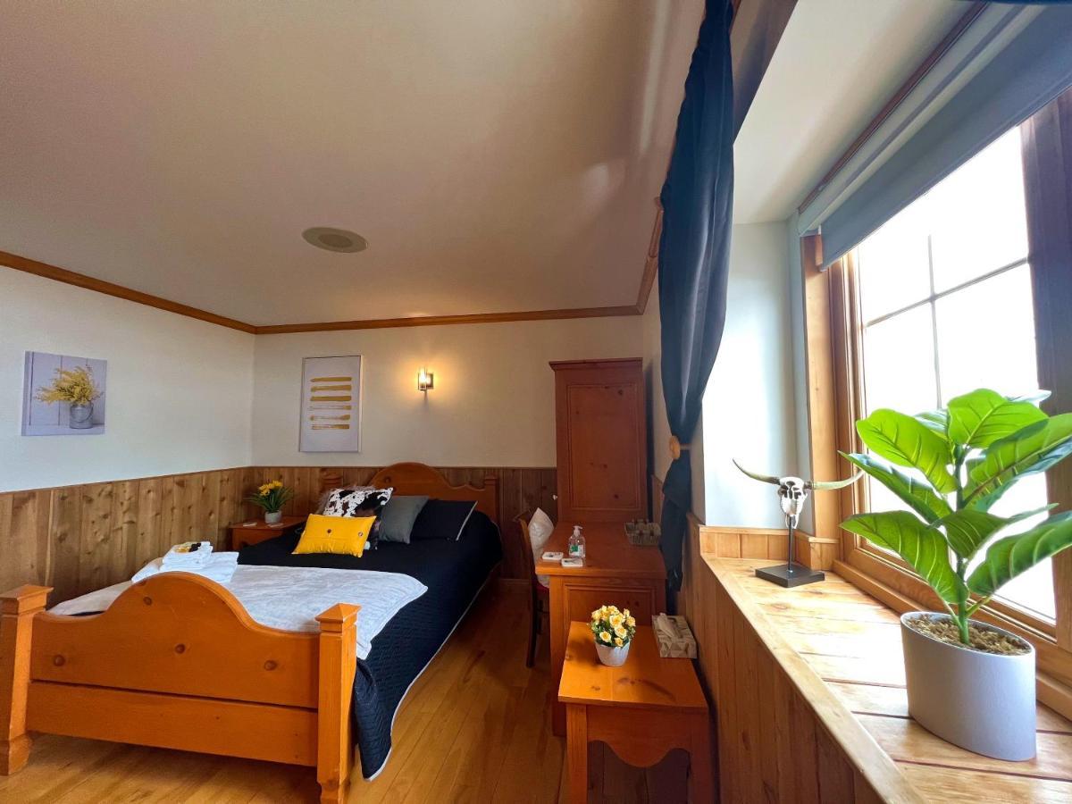 Auberge Au Poste De Traite Sainte-Famille ภายนอก รูปภาพ